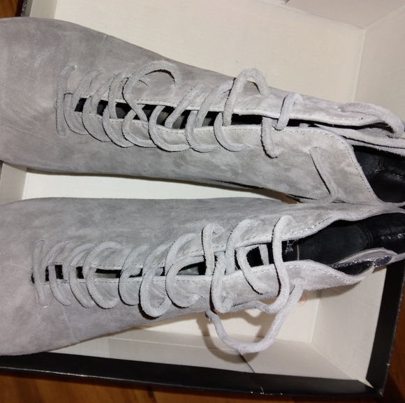 Saks fifth Avenue lace up Grey Booties LIKE NEW! Size 8m - Picture 3 of 7